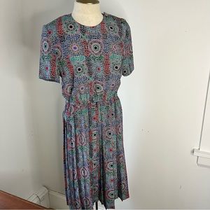 Vintage Leslie Fay Decorative Circle Scroll Design Short Sleeve Pleated …